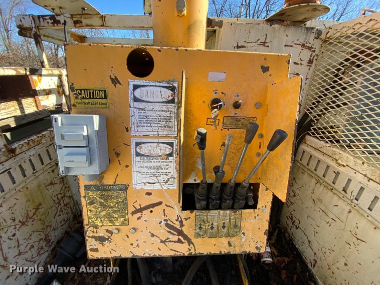 image for item EL9629 1999 International 4700  bucket truck