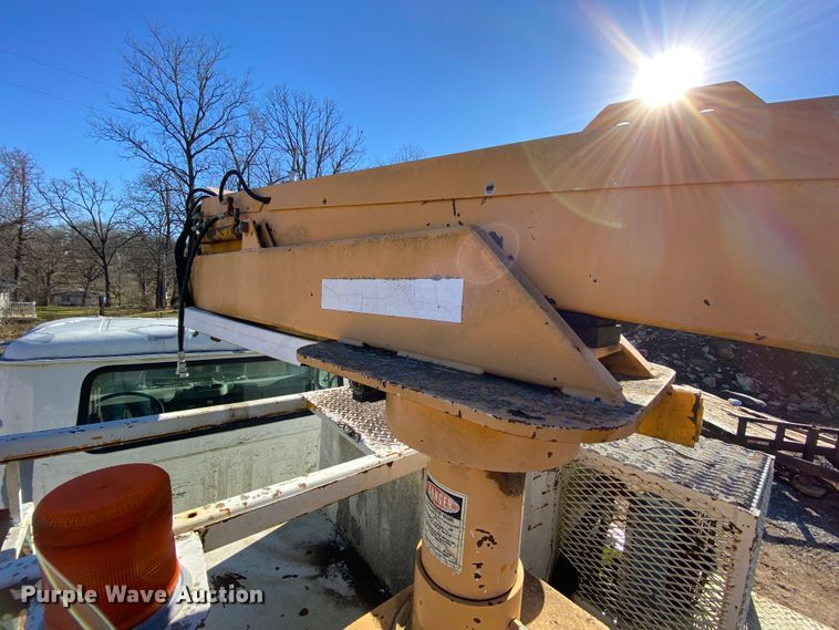 image for item EL9629 1999 International 4700  bucket truck