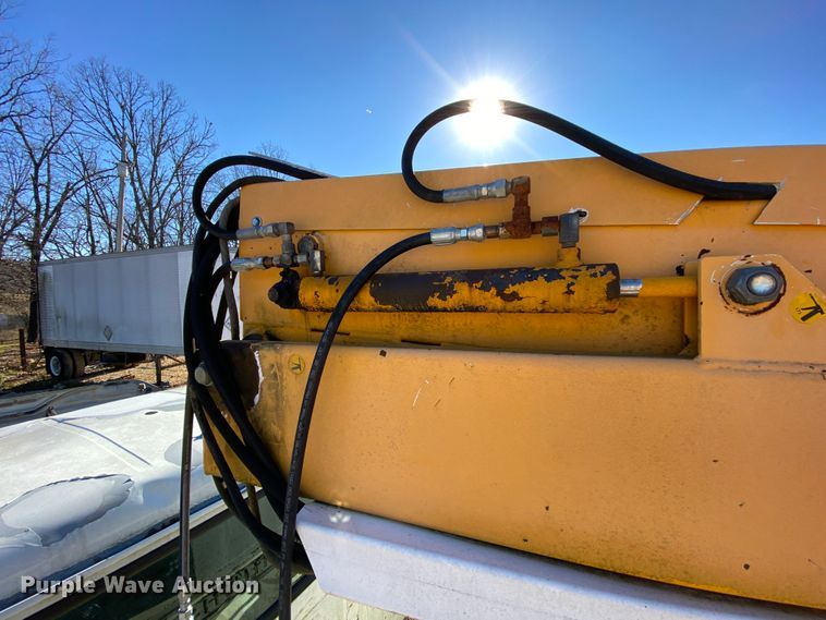 image for item EL9629 1999 International 4700  bucket truck