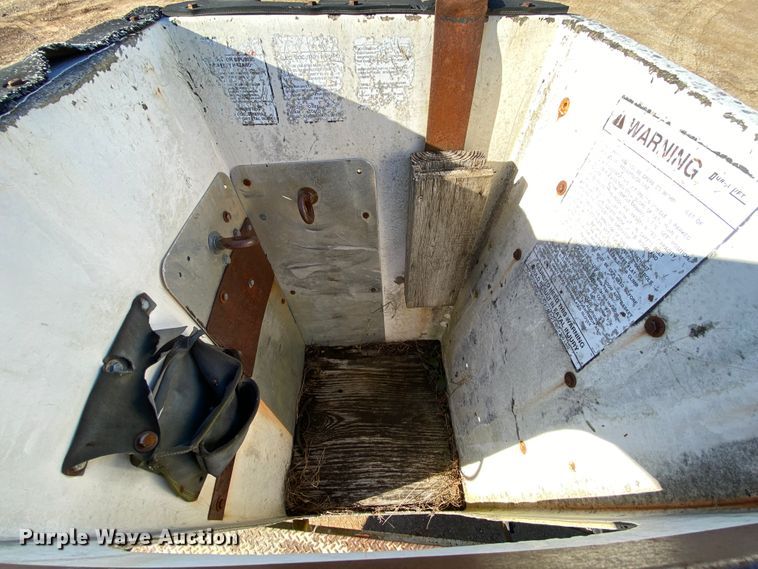 image for item EL9629 1999 International 4700  bucket truck