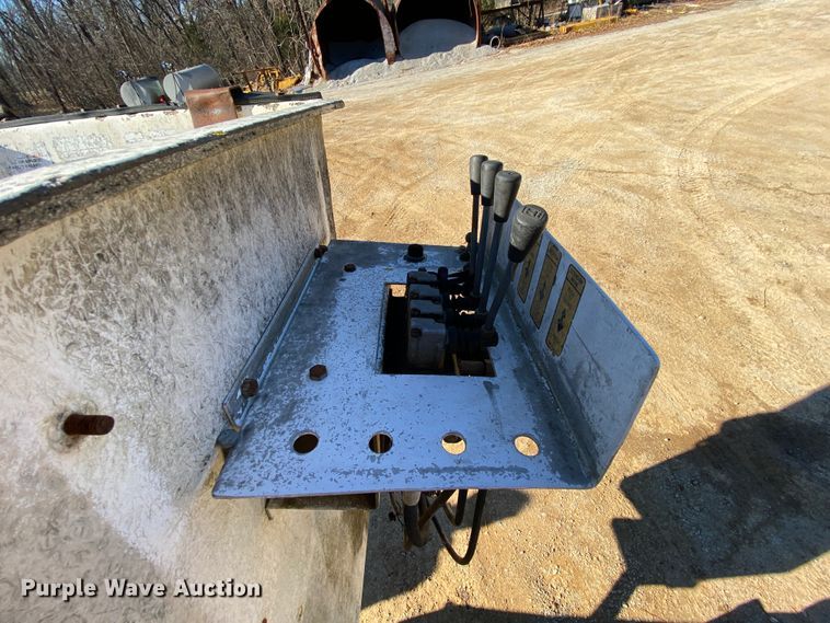 image for item EL9629 1999 International 4700  bucket truck