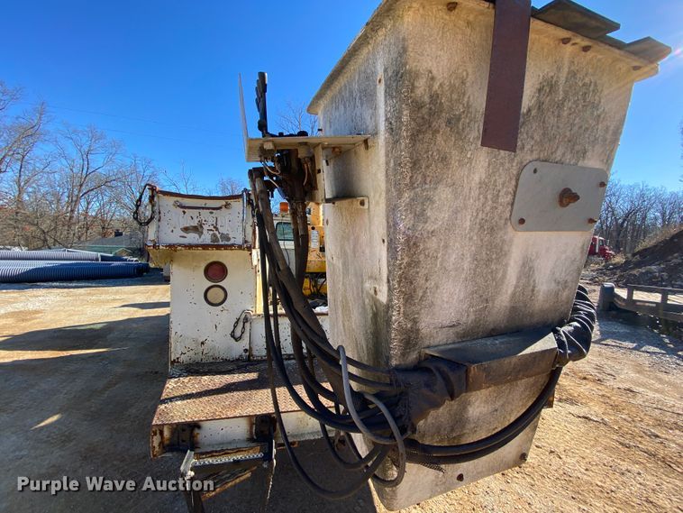 image for item EL9629 1999 International 4700  bucket truck