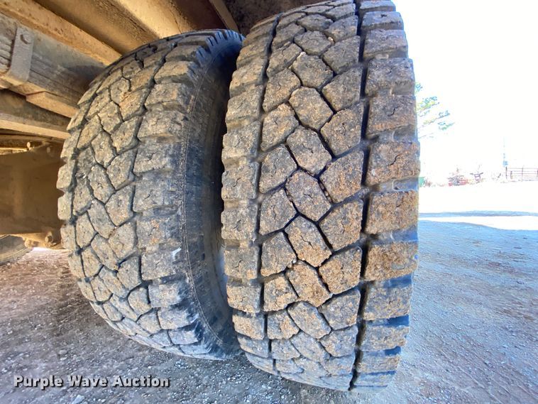 image for item EL9629 1999 International 4700  bucket truck