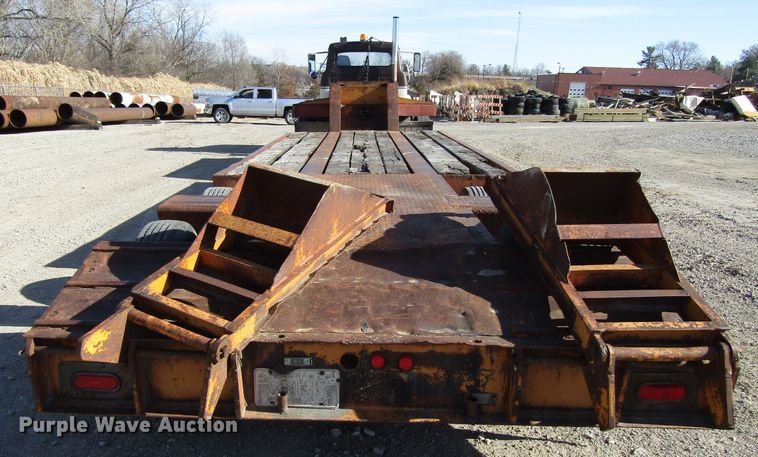 image for item GC9752 1977 International  semi truck with equipment trailer