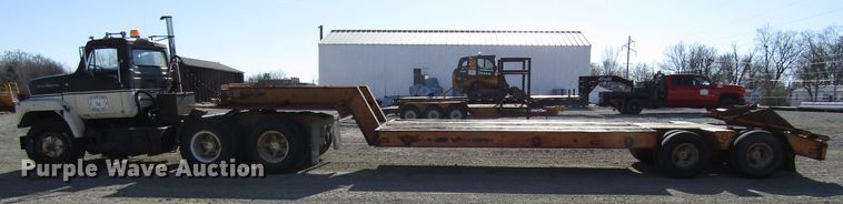 image for item GC9752 1977 International  semi truck with equipment trailer