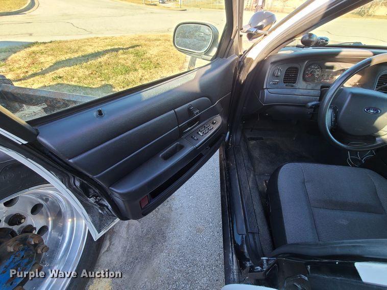 image for item HM9836 2006 Ford Crown Victoria Police Interceptor