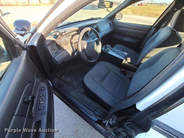 image for item HM9836 2006 Ford Crown Victoria Police Interceptor