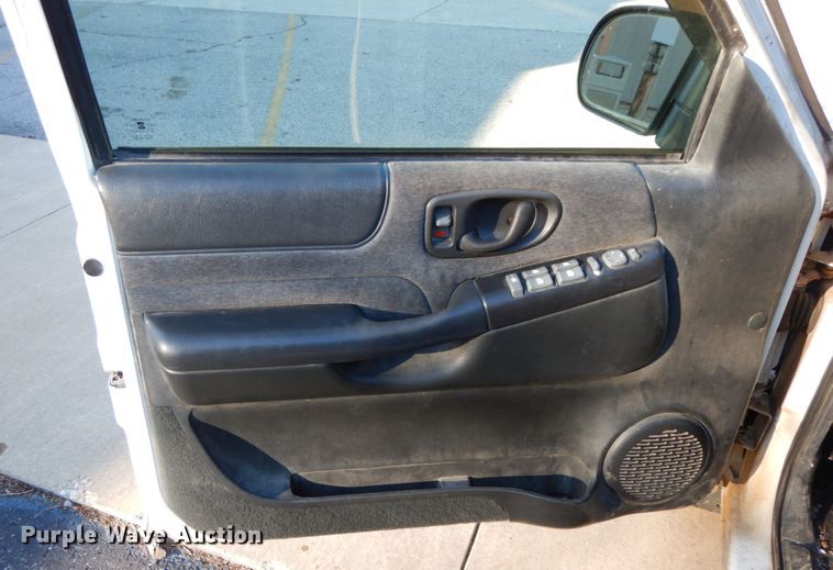 image for item HP9111 2002 Chevrolet Blazer LS  SUV