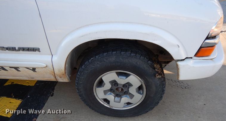 image for item HP9111 2002 Chevrolet Blazer LS  SUV