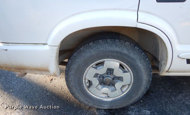 image for item HP9111 2002 Chevrolet Blazer LS  SUV