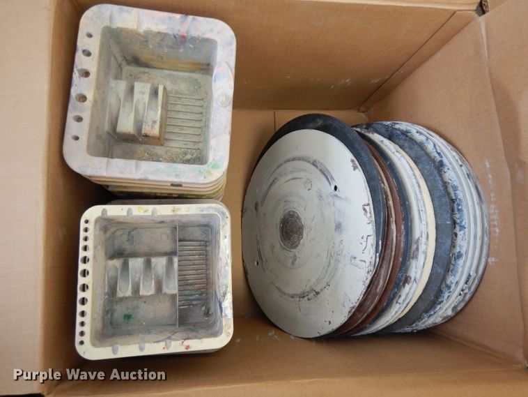 image for item HU9918 (3) pottery wheels