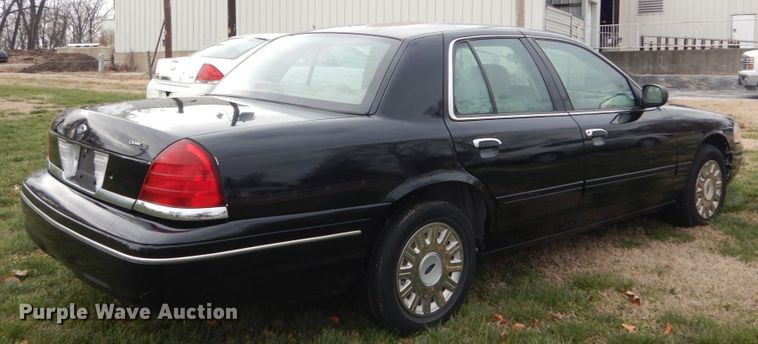 image for item HV9561 2004 Ford Crown Victoria Police Interceptor