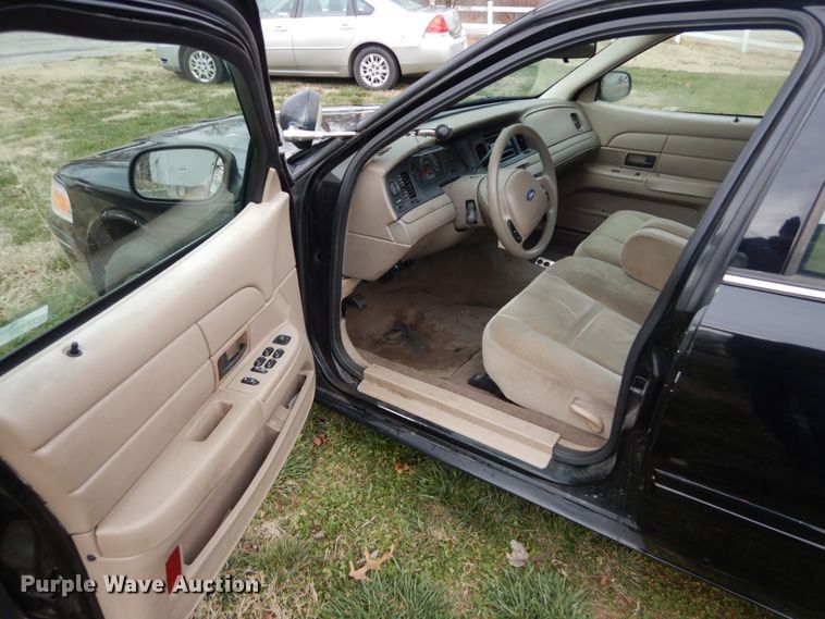 image for item HV9561 2004 Ford Crown Victoria Police Interceptor
