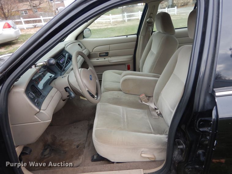 image for item HV9561 2004 Ford Crown Victoria Police Interceptor