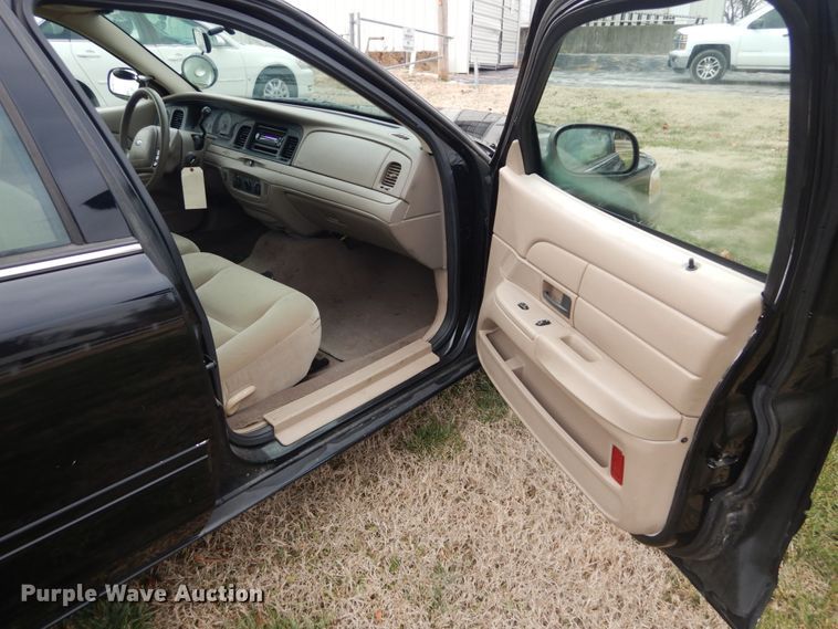 image for item HV9561 2004 Ford Crown Victoria Police Interceptor