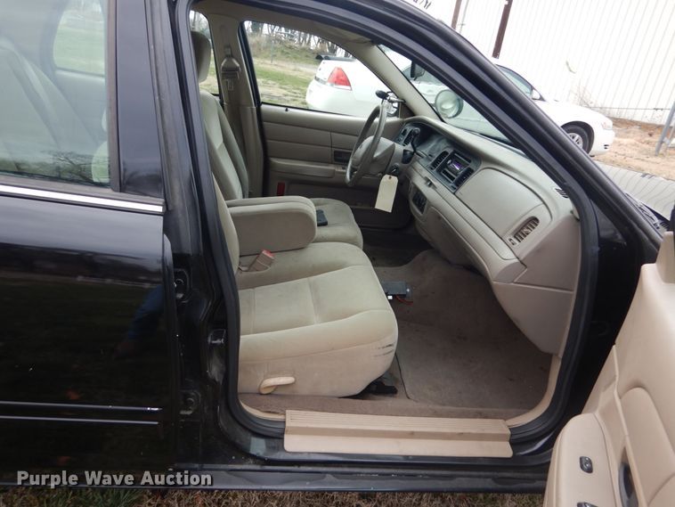 image for item HV9561 2004 Ford Crown Victoria Police Interceptor