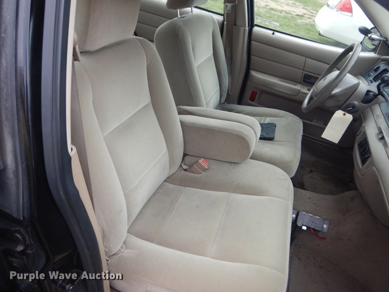 image for item HV9561 2004 Ford Crown Victoria Police Interceptor