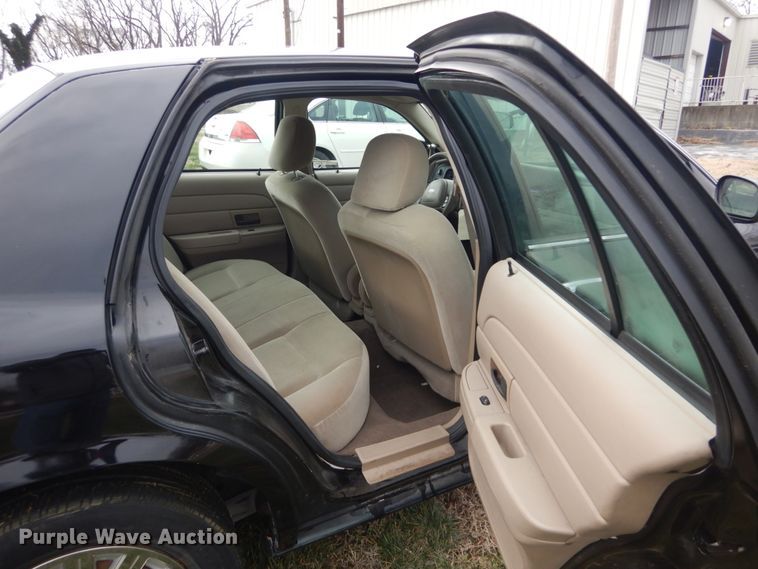 image for item HV9561 2004 Ford Crown Victoria Police Interceptor