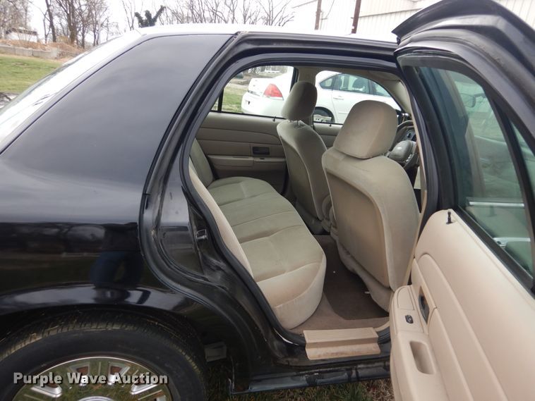 image for item HV9561 2004 Ford Crown Victoria Police Interceptor