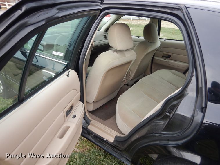 image for item HV9561 2004 Ford Crown Victoria Police Interceptor