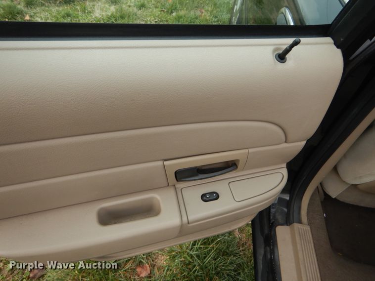 image for item HV9561 2004 Ford Crown Victoria Police Interceptor