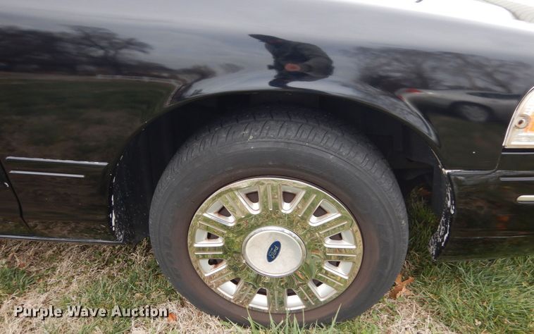 image for item HV9561 2004 Ford Crown Victoria Police Interceptor