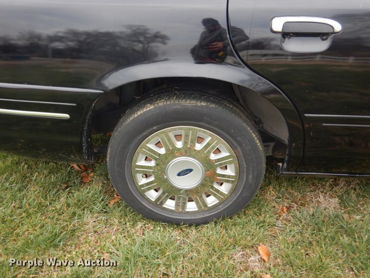 image for item HV9561 2004 Ford Crown Victoria Police Interceptor
