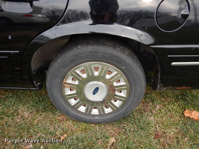 image for item HV9561 2004 Ford Crown Victoria Police Interceptor