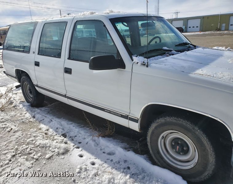 image for item HW9559 1999 GMC Suburban  SUV