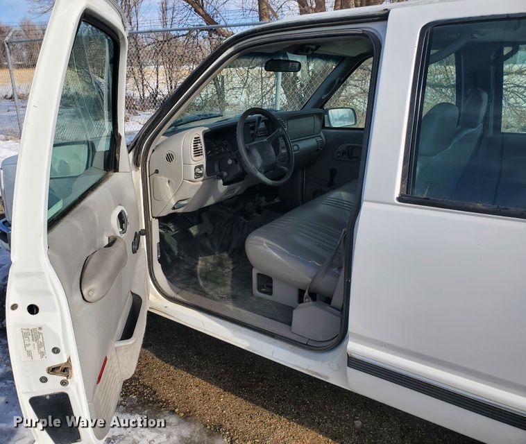 image for item HW9559 1999 GMC Suburban  SUV