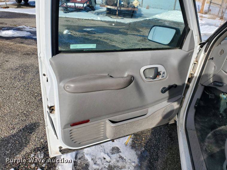 image for item HW9559 1999 GMC Suburban  SUV