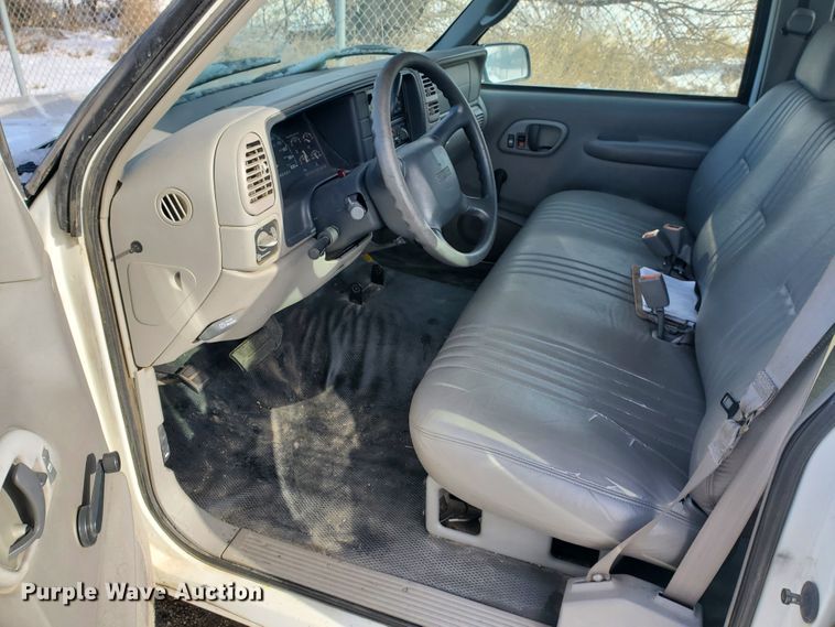 image for item HW9559 1999 GMC Suburban  SUV