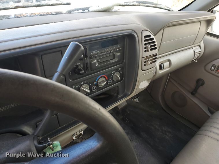 image for item HW9559 1999 GMC Suburban  SUV