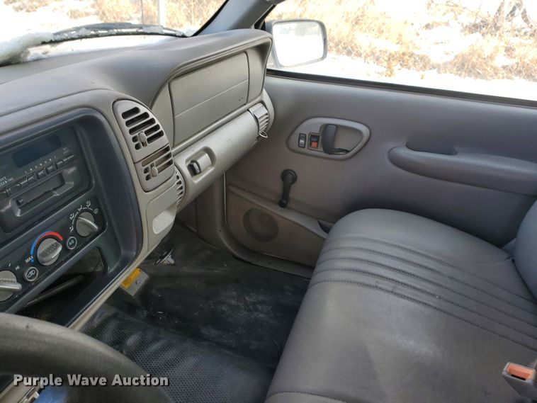 image for item HW9559 1999 GMC Suburban  SUV