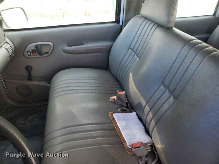 image for item HW9559 1999 GMC Suburban  SUV