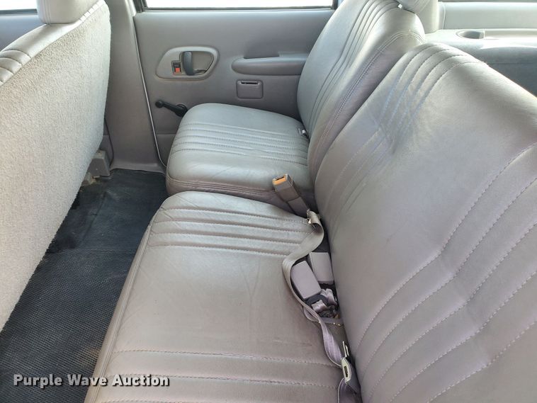 image for item HW9559 1999 GMC Suburban  SUV