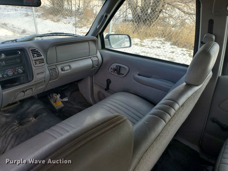 image for item HW9559 1999 GMC Suburban  SUV