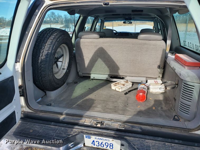 image for item HW9559 1999 GMC Suburban  SUV