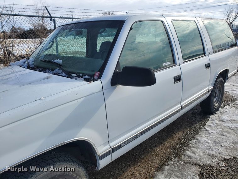image for item HW9559 1999 GMC Suburban  SUV