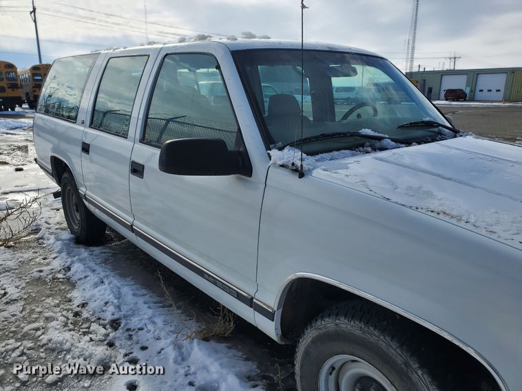 image for item HW9559 1999 GMC Suburban  SUV