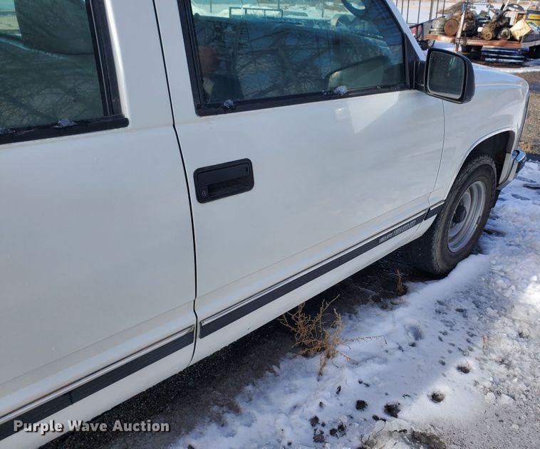 image for item HW9559 1999 GMC Suburban  SUV