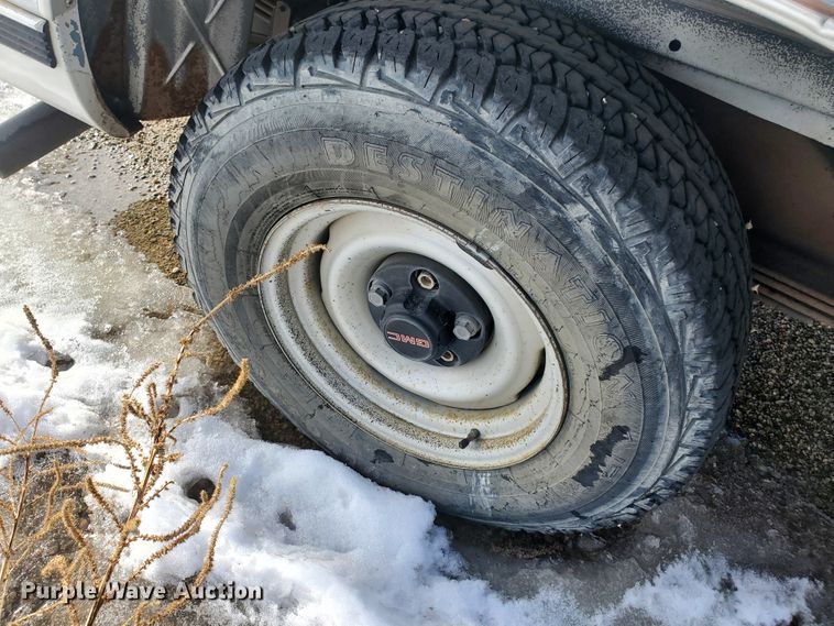 image for item HW9559 1999 GMC Suburban  SUV