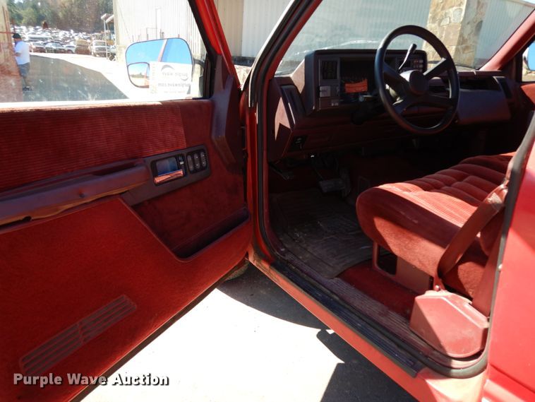 image for item DJ8133 1992 GMC C1500  pickup truck