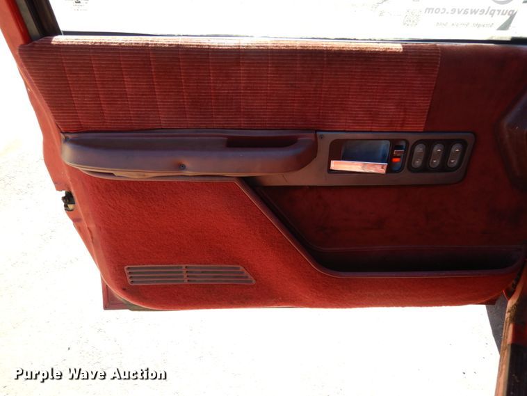 image for item DJ8133 1992 GMC C1500  pickup truck