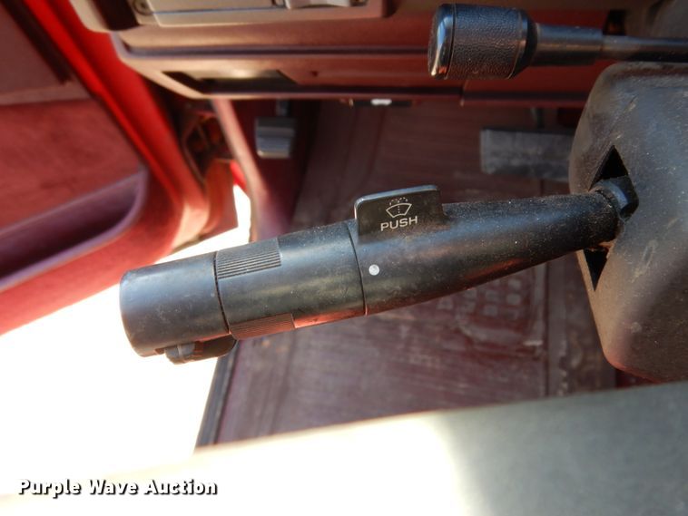 image for item DJ8133 1992 GMC C1500  pickup truck