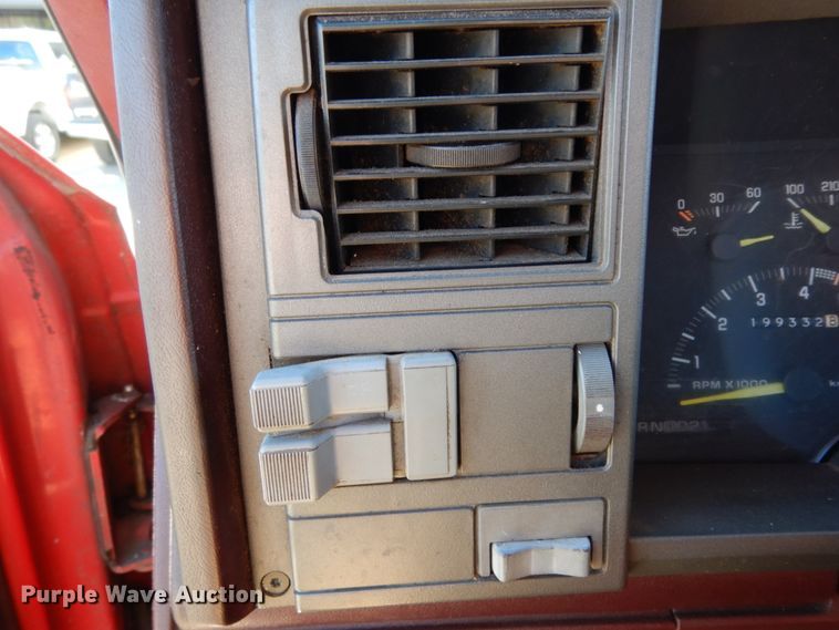 image for item DJ8133 1992 GMC C1500  pickup truck