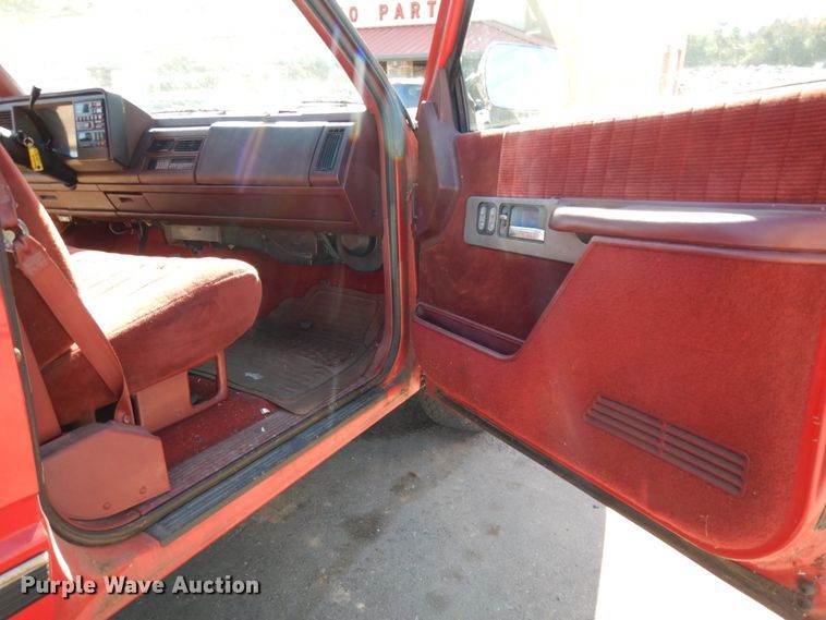 image for item DJ8133 1992 GMC C1500  pickup truck