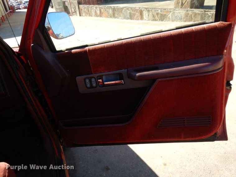 image for item DJ8133 1992 GMC C1500  pickup truck