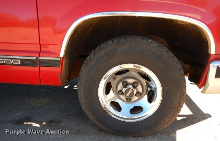 image for item DJ8133 1992 GMC C1500  pickup truck