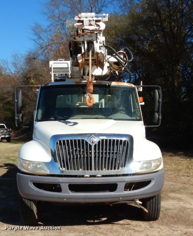 image for item DJ8134 2005 International 4300  digger derrick truck